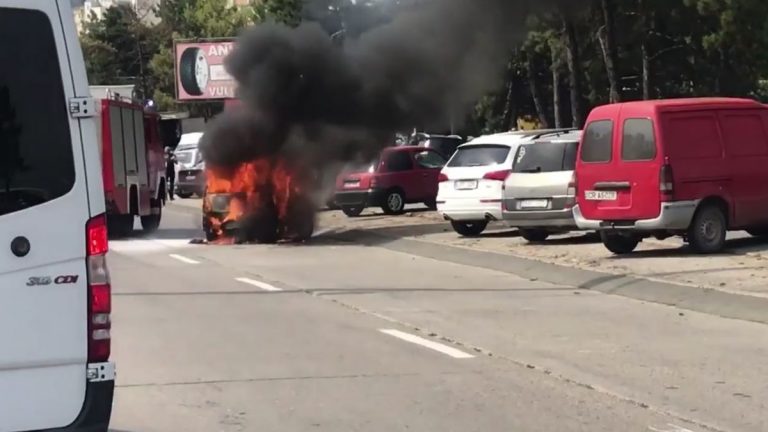 На одной из столичных улиц загорелся автомобиль. Никто не пострадал