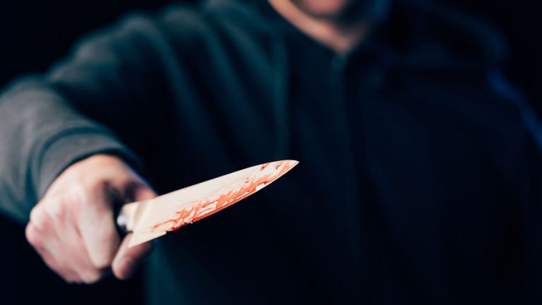 В Кишиневе на полицейского напали с ножом во время вызова. Нападавший был ранен