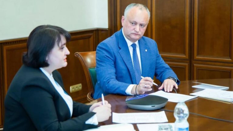 Додон предлагает наградить Думбрэвяну орденом «Gloria Muncii»