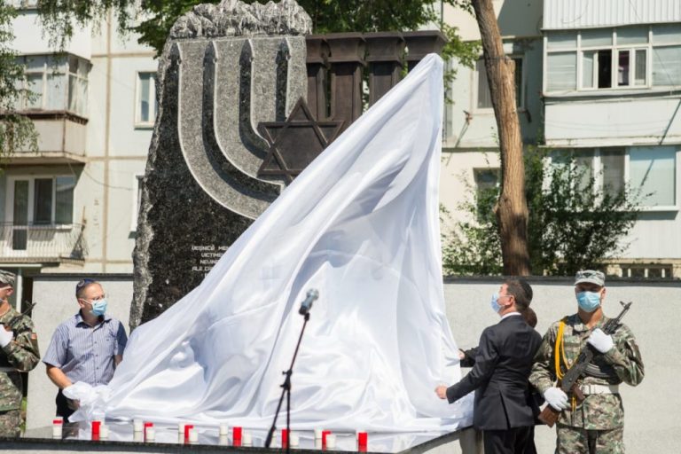 В Кагуле был открыт памятник жертвам Холокоста. На этом месте в 1941-44 гг. проводились массовые расстрелы евреев