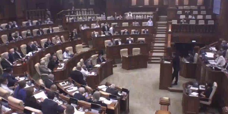 (обновлено) Депутаты вернулись в зал заседаний Парламента РМ