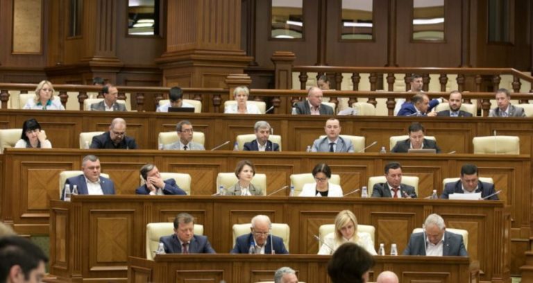 Парламентское большинство проголосовало за законопроект об особом статусе русского языка