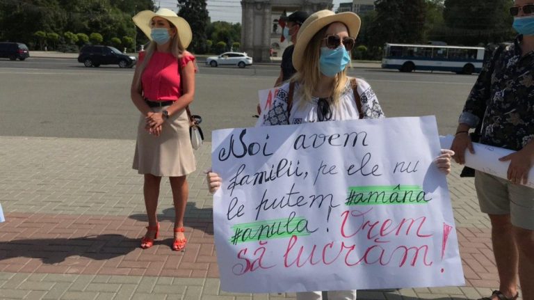 (ВИДЕО) Организаторы торжеств протестуют на площади Великого национального собрания: «У нас тоже есть дети, мы хотим работать»