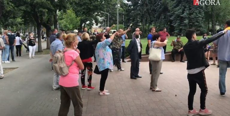 (ВИДЕО) «Долой мафиозное правительство!». В эти минуты перед Парламентом проходит протест