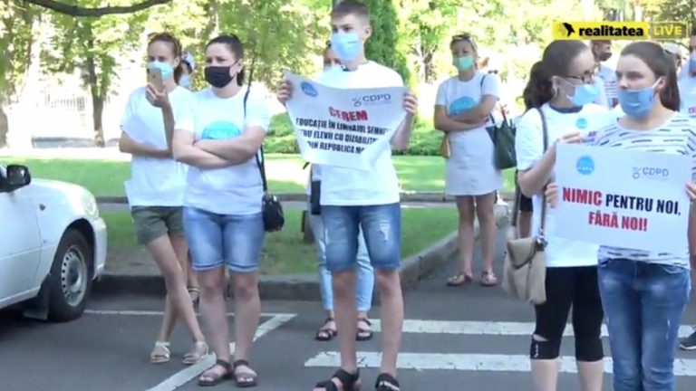 (ВИДЕО) Акция протеста перед зданием правительства. Молодые люди с нарушениями слуха требуют обучения на языке жестов