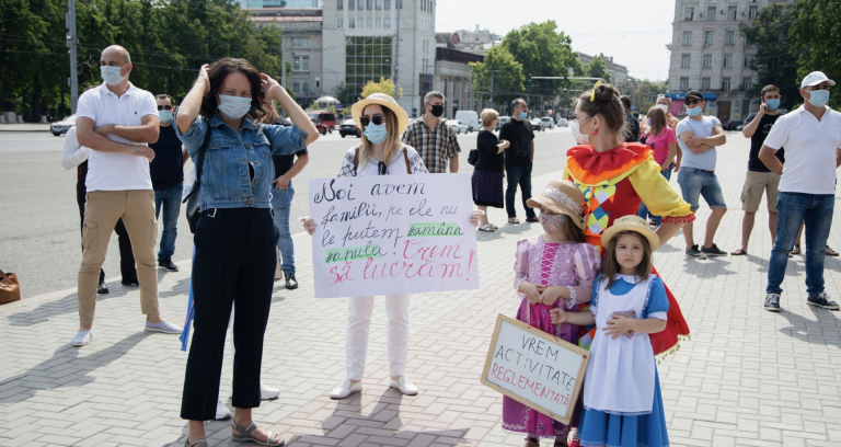 Несколько поставщиков услуг протестовали на PMAN против правительства во главе с Ионом Кику