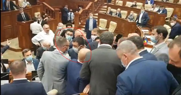 (ВИДЕО) Депутаты на грани драки. На «переднем плане» социалист из Гагаузии Александр Суходольский