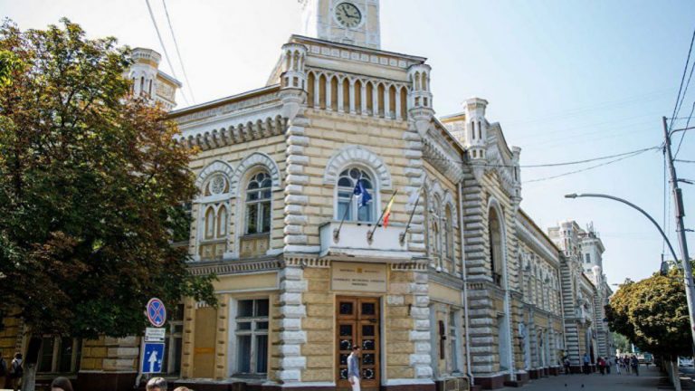 Муниципальный советник Кишинева заразился COVID-19. Заседание совета отложено