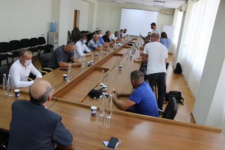 «Я не буду действовать на основе эмоций»: Министр сельского хозяйства провел переговоры с фермерами, прибывшими в Кишинев на тракторах