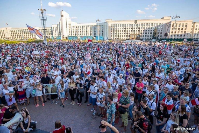 (Видео) Тихановская записала видеообращение, в котором поздравила арестованного мужа с днем рождения. У СИЗО собираются протестующие