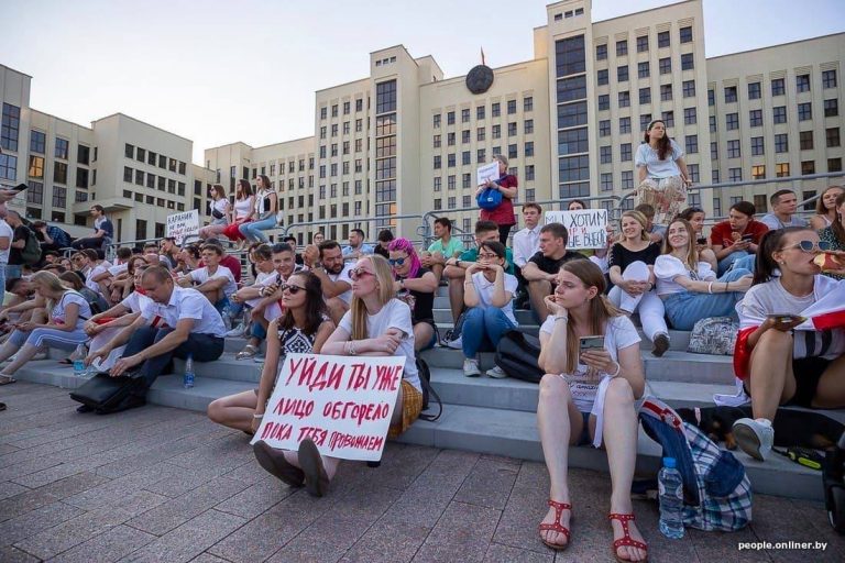 У Минского городского суда, где рассматривается жалоба защиты на заключение Колесниковой под стражу, собралось несколько десятков человек с плакатами