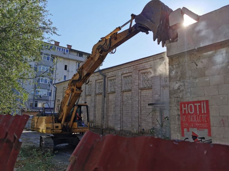 Ночью к кинотеатру «Гаудеамус» была доставлена техника для продолжения сноса. Комментарий примара