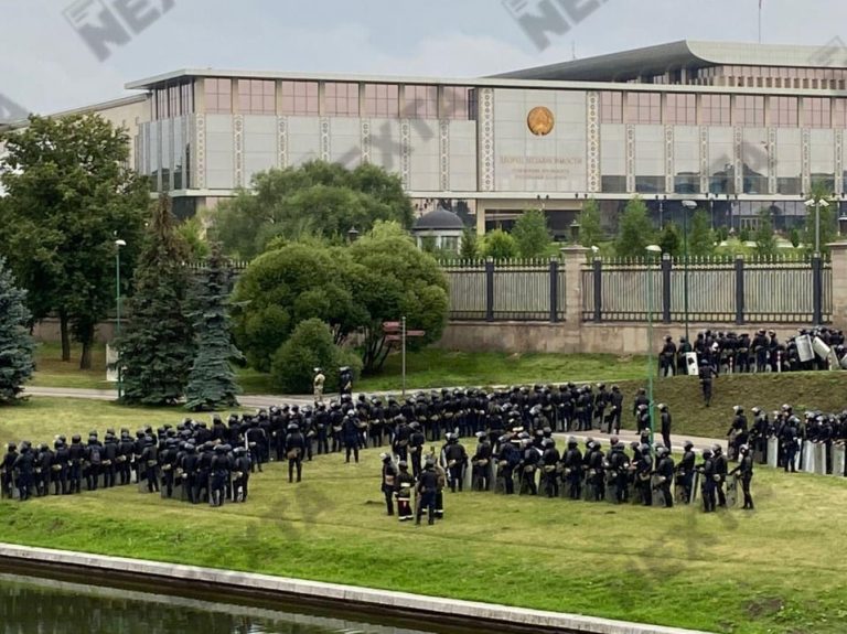 (Видео) Демонстранты прибыли на площадь государственного флага. В резиденции находится Лукашенко?