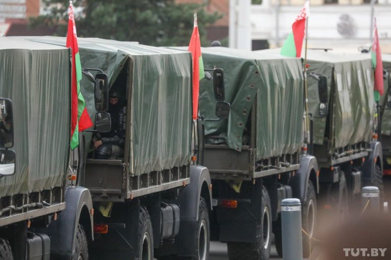 Высланным из Беларуси российским журналистам испортили паспорта
