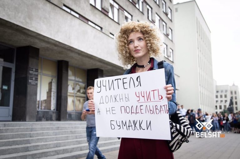 (Видео/фото) Сегодня на протесты в Беларуси вышли учителя. Они скандируют «Не забудем, не простим»