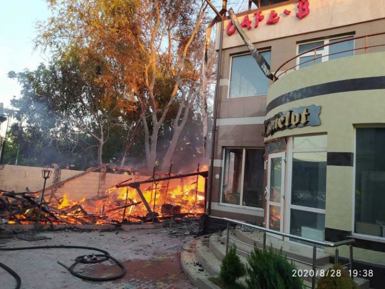 (ВИДЕО) Пожар в Бубуеч: огонь распространился на террасу и 3-й этаж дома