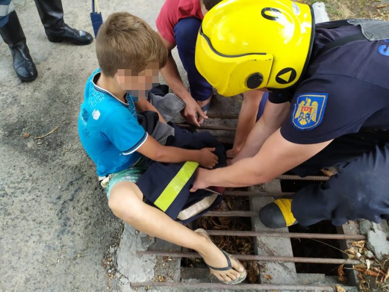 Вмешательство спасателей: нога ребенка застряла в решетке канализации