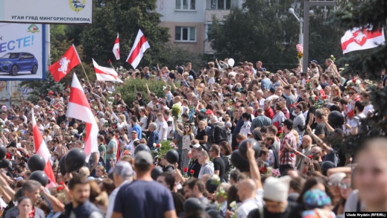(ФОТО/ВИДЕО) В Минске тысячи людей простились с погибшим участником протестов