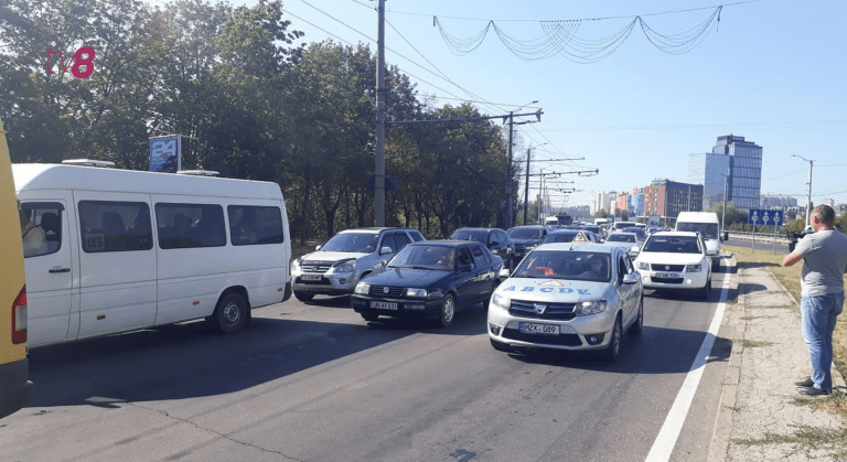 (ФОТО/ВИДЕО) В Кишиневе идет ремонт улицы Албишоара. Десятки машин стоят с пробках