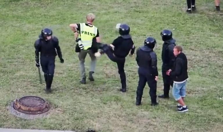 МИД Беларуси лишил аккредитации десятки журналистов иностранных СМИ