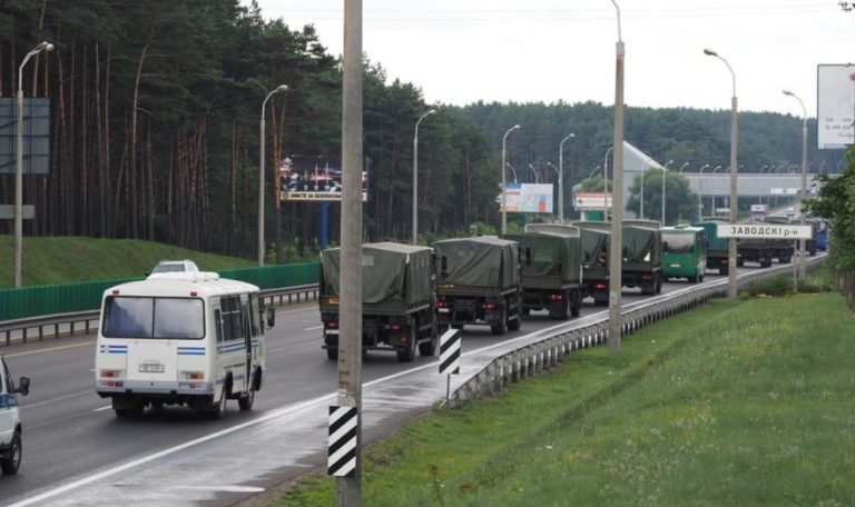 Передвижной водомет и военную спецтехнику заметили на улицах Минска