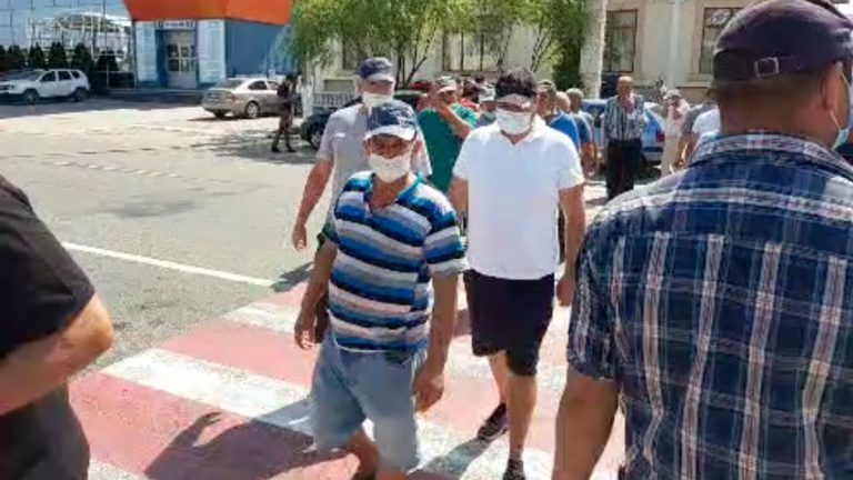 (ФОТО/ВИДЕО) Фермеры требуют разрешить им доступ в Кишинев: они частично перекрыли дорожное движение