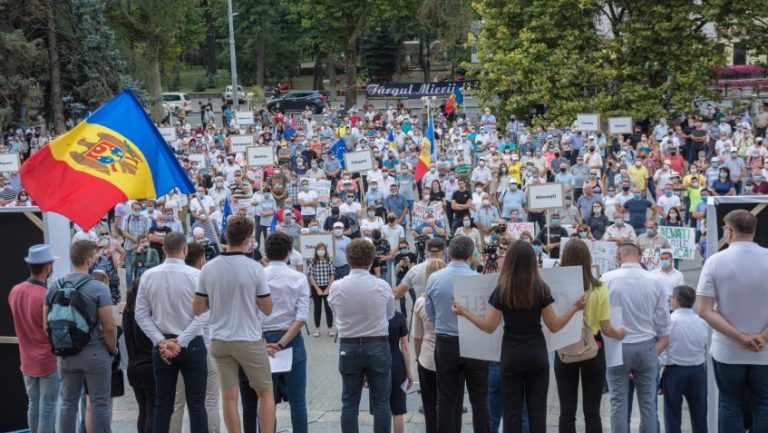 «Додон пытается вернуть систему угнетения Плахотнюка». Депутаты PAS обратились к участникам митинга