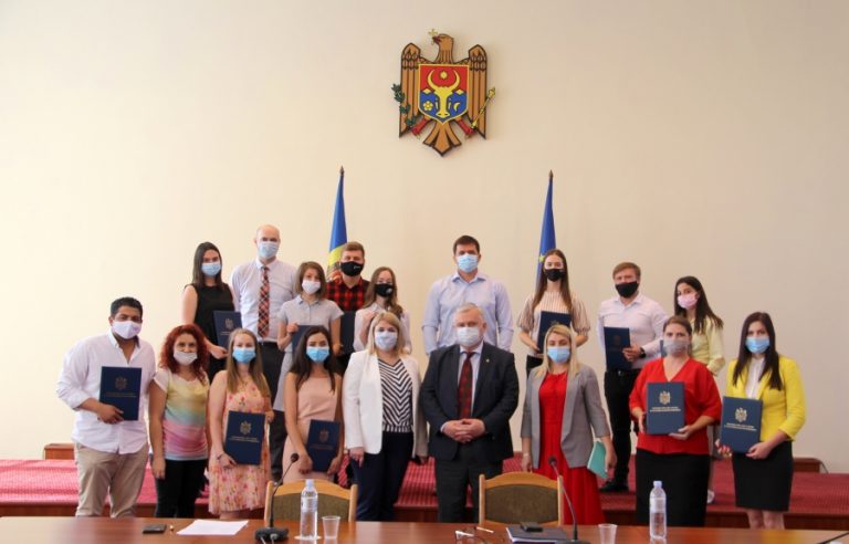 11 молодых людей получили дипломы Министерства образования за деятельность в условиях пандемии COVID-19