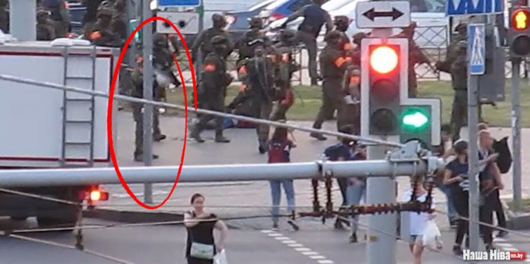 (Видео) Протесты в Беларуси: Спецназовец прицельно стреляет в журналистку «Нашей Нивы» с 10 метров