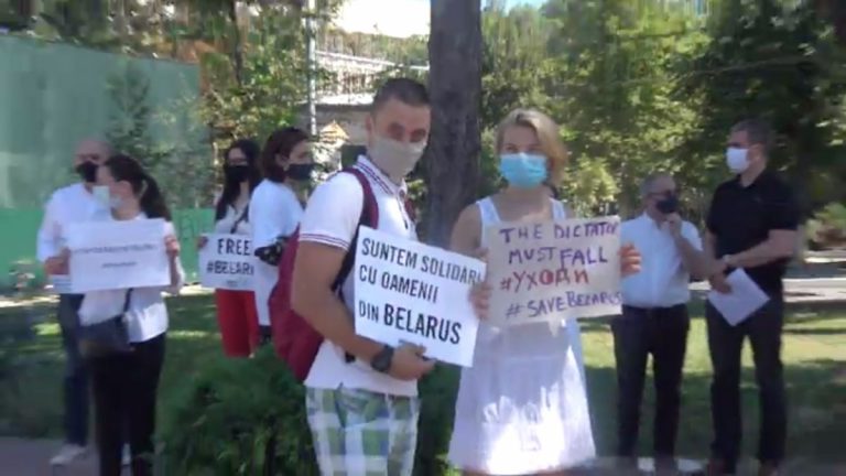 Акция протеста перед посольством Республики Беларусь в Кишиневе: толпа осуждает насилие со стороны правоохранительных органов