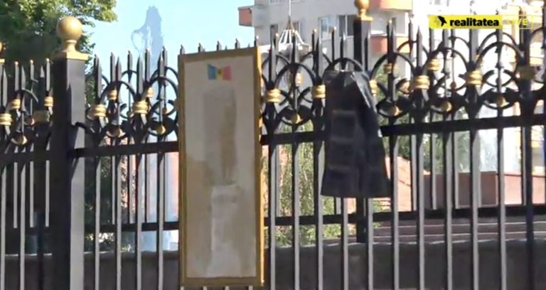 (ВИДЕО) Акция протеста политического движения UNIREA перед зданием президента: «Подарки» Игорю Додону