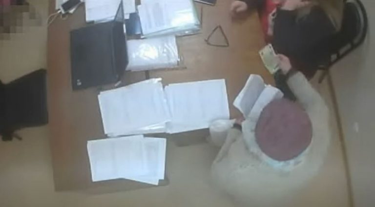 (ВИДЕО) Мать слепого ребенка вынудили заплатить 650 евро за выдачу степени пожизненной инвалидности