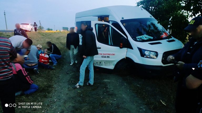 В Теленештах перевернулся пассажирский автобус: 16 человек доставлены в больницу