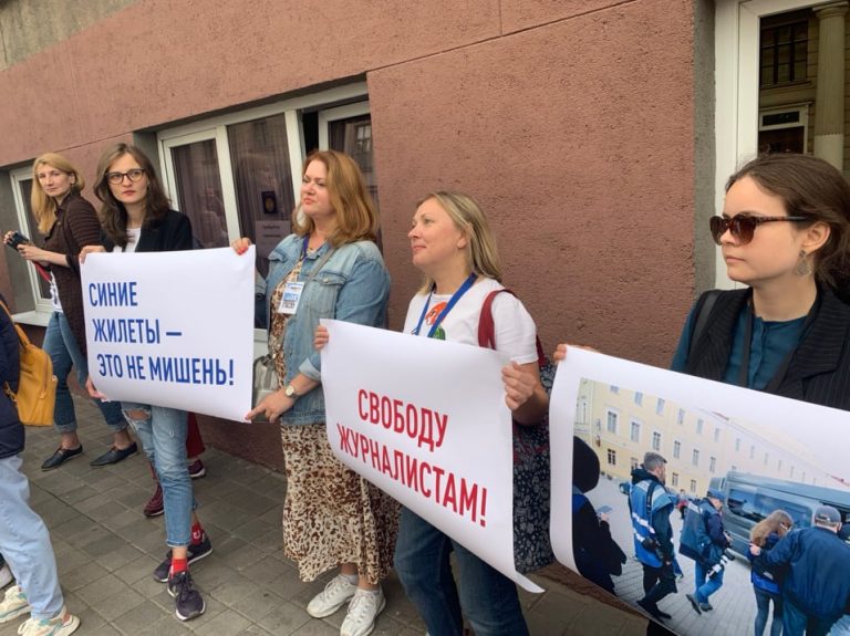 Около 30 журналистов пришли к зданию МВД Беларуси, чтобы поддержать задержанных коллег