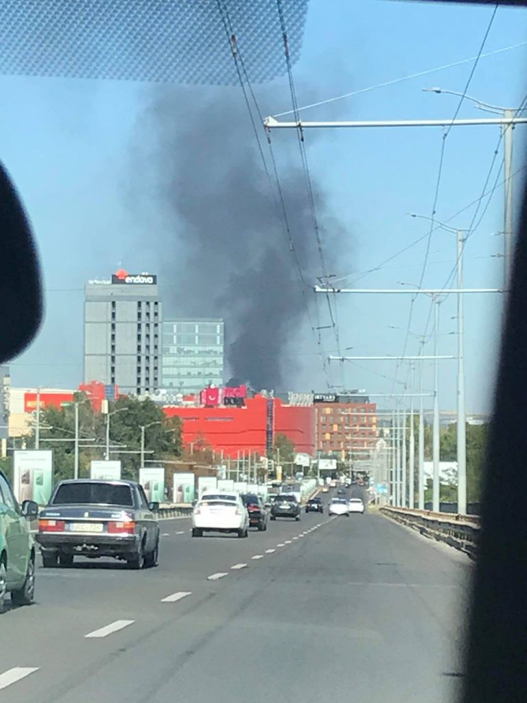 (ВИДЕО) Пламя охватило строящееся здание в центре Кишинева