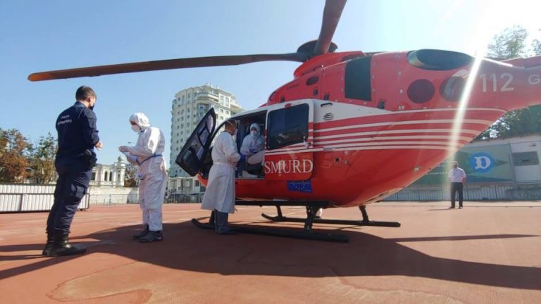 (ФОТО) 18 авиамедицинская операция: бригада SMURD доставила из Окницы в Кишинев мужчину с пищеварительным кровотечением