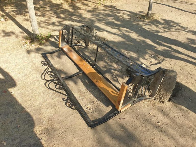 (ФОТО) Новый акт вандализма в Комрате. На этот раз были поломаны скамейки в зоне отдыха