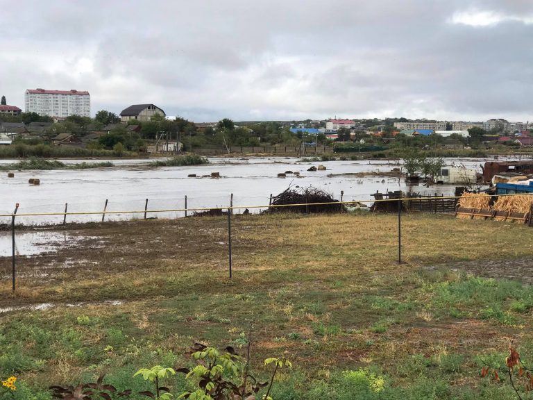 В Дезгинже прорвало дамбу, затоплены дома и огороды жителей села