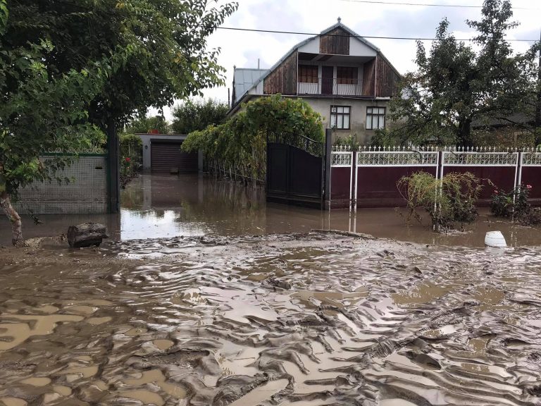 Пострадавшие во время наводнения в Комрате готовы ночевать в палатках перед исполкомом