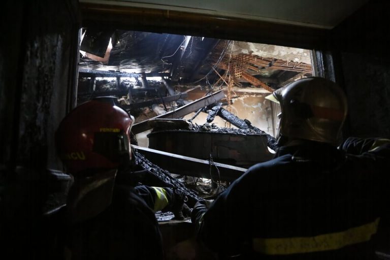 (ФОТО) Кадры глазами пожарных. Как тушили горящую филармонию и что от нее осталось