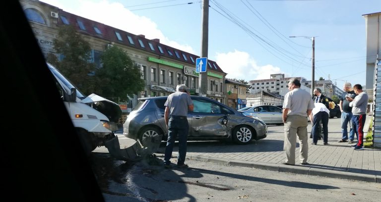 Пассажирский микроавтобус попал в аварию в центре столицы. Двое пассажиров доставлены в больницу