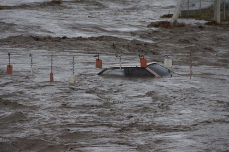 (Фото) «Машины плавают в воде». Турецкая компания Onur пострадала от сегодняшнего ливня
