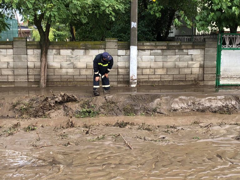 (Видео) «Вода дошла до уровня дома». Заявления жителей затопленных домов