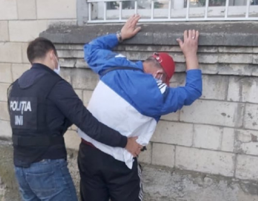 (ВИДЕО) Покупали психотропные вещества по ложным рецептам и продавали по двойной цене. Задержаны двое жителей Молдовы