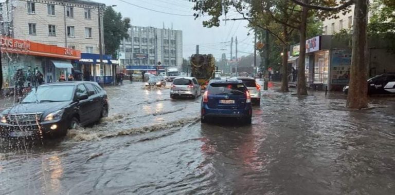 В Кишиневе троллейбусы ходят не по графику из-за затопления