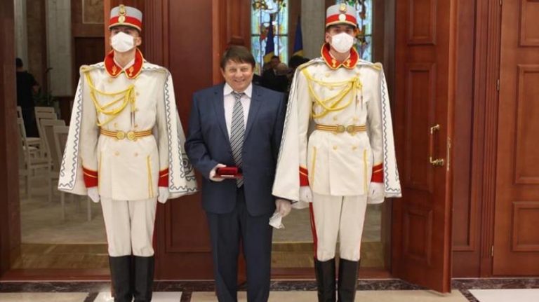 Бывший лидер преступного мира награжден Игорем Додоном орденом Gloria Muncii