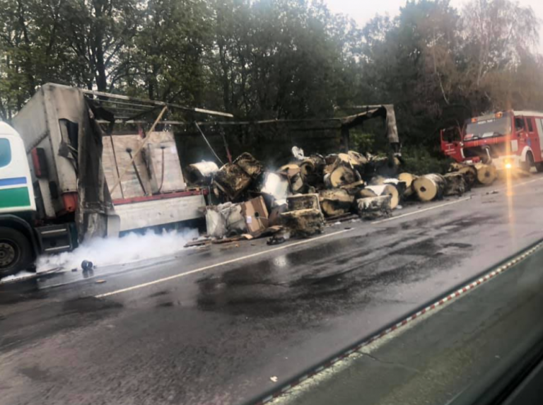 (ФОТО) Фура сгорела дотла. В Яловенском районе большегруз загорелся посреди трассы