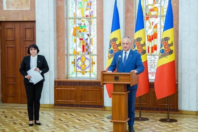 Додон вручает награды госслужащим: Виорике Думбрэвяну достался «Орден почета», а Владимиру Цуркану — «Орден Республики»