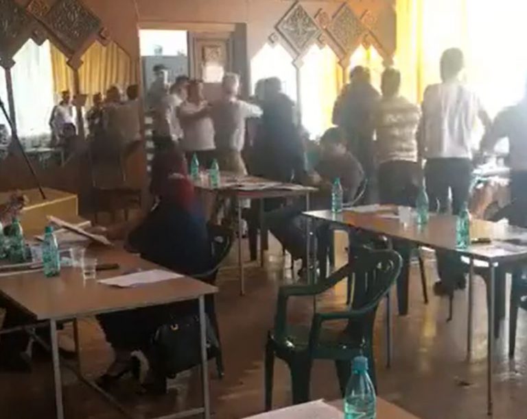 (ВИДЕО) На заседании мунсовета Комрат подрались двое советников