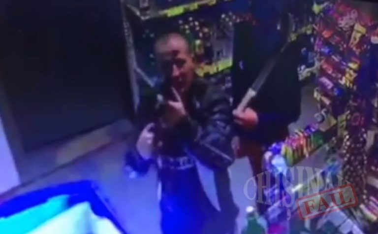 (ВИДЕО) Пришли на заправку с оружием, чтобы купить алкоголь. Как отреагировали в полиции